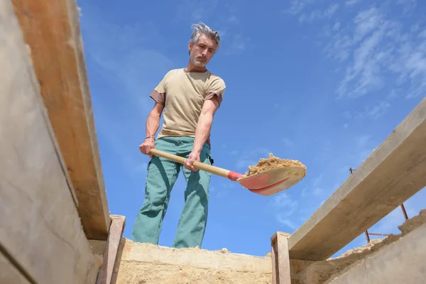 Högre Arbetare Skyfflar Sand Graven — Stockfoto