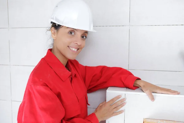 Kvinnlig Byggmästare Jobbet — Stockfoto
