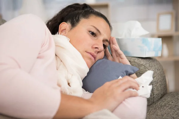 Young Poorly Woman Lays Sofe Holding Tissue — Stock Photo, Image