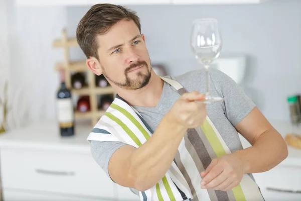 Uomo Che Tiene Bicchiere Vino — Foto Stock