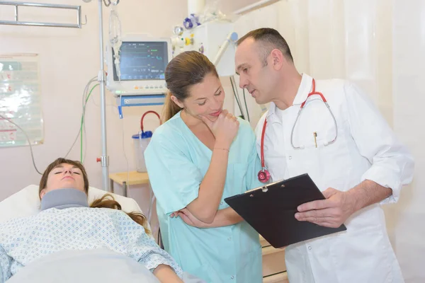 Patient Convalescence Surveillé Par Personnel Médical — Photo