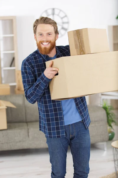 Glücklicher Junger Mann Mit Schachteln — Stockfoto