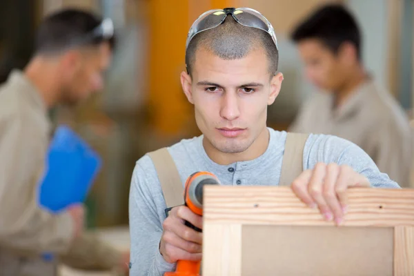 Jovem Carpinteiro Trabalhando — Fotografia de Stock