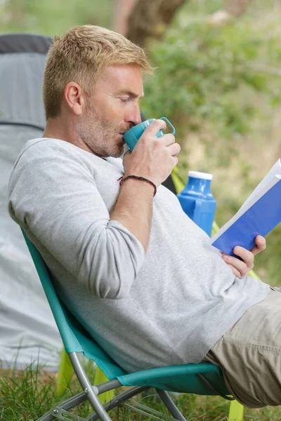 Muž Čtení Pití Kávy — Stock fotografie
