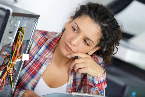 Frau Repariert Computer Bei Der Arbeit — Stockfoto