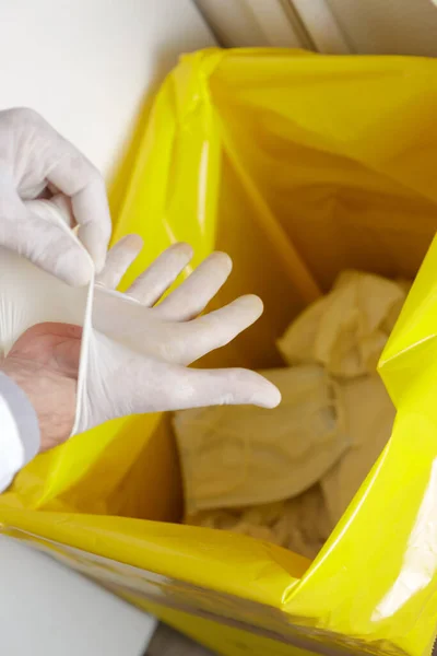 Médico Remoção Luva Bin Com Forro Amarelo — Fotografia de Stock