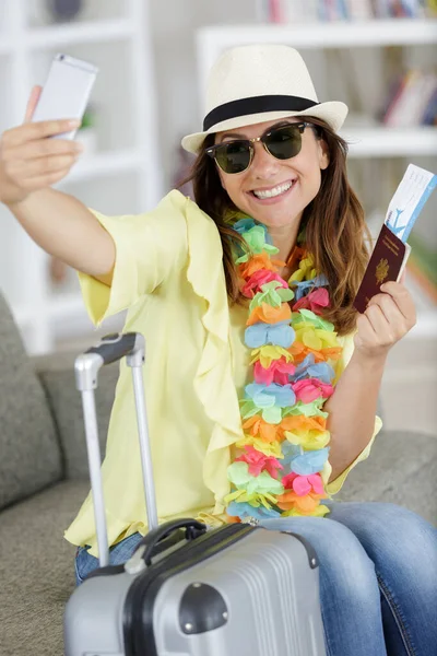 Mujer Sombrero Con Una Bolsa Viaje Hace Selfie —  Fotos de Stock