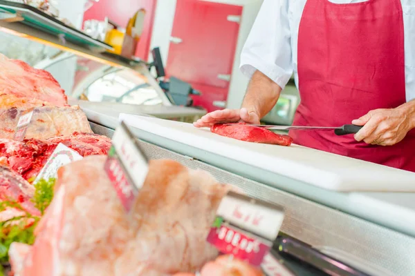 Carne Corte Açougueiro Atrás Balcão Carnes Frescas — Fotografia de Stock