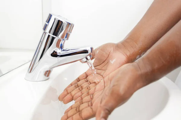 Аккуратно Мыть Руки Рабочим — стоковое фото