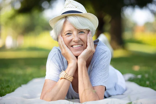 Glad Senior Kvinna Fitness Outfit Avkopplande Parken — Stockfoto