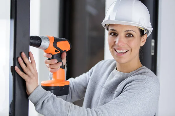 Professional Woman Using Cordless Drill — Stock Photo, Image