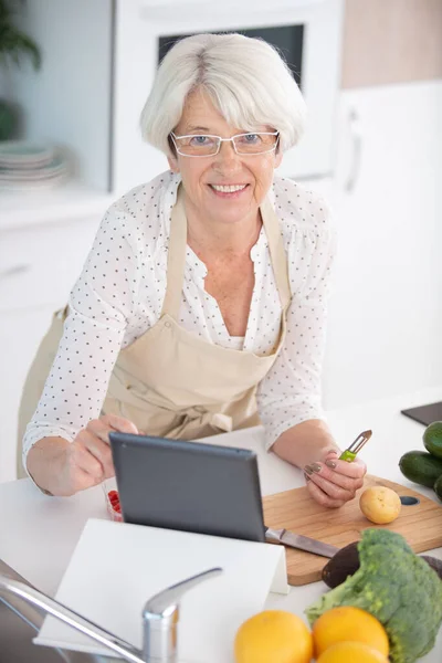 Ευτυχία Γιαγιά Στην Κουζίνα Χρησιμοποιώντας Tablet — Φωτογραφία Αρχείου
