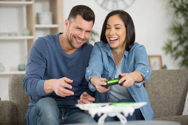 年轻夫妇在家里一起玩电子游戏 — 图库照片