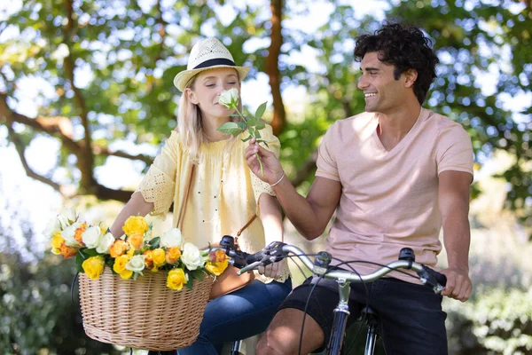 在森林路上骑自行车的年轻夫妇 — 图库照片