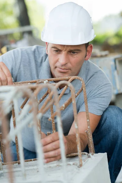 Hombre Constructor Parte Superior Estructura Metal Aire Libre —  Fotos de Stock