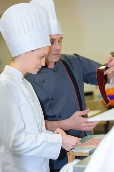 Chefs Masculinos Femeninos Mirando Ingrediente —  Fotos de Stock