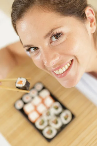 Mujer Con Sushi Mujer — Foto de Stock
