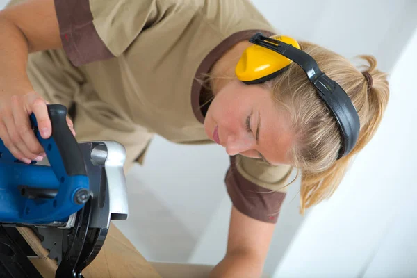 Kvinnlig Arbetare Som Använder Tandad Såg För Att Skära Trä — Stockfoto