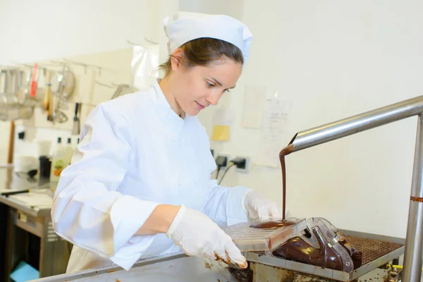 Een Industriële Chocolade Chef Aan Het Werk — Stockfoto