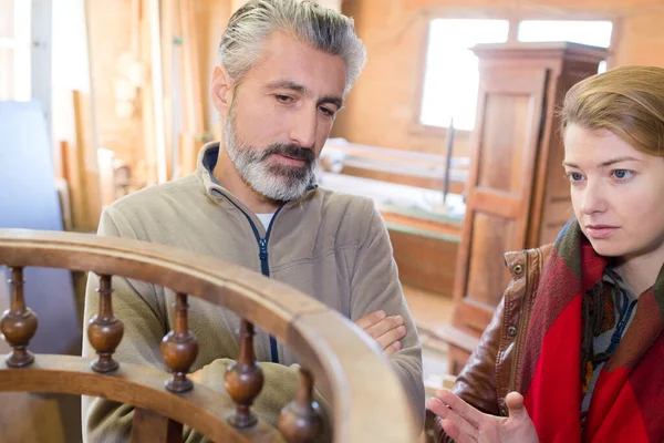 Artesão Com Cliente Examinando Móveis Madeira Antiga — Fotografia de Stock