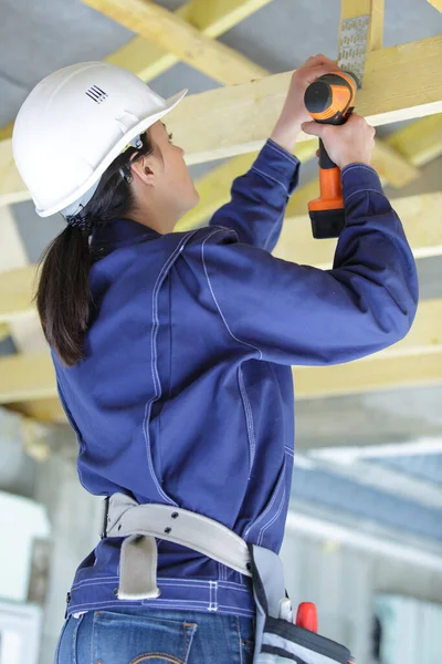 Una Mujer Constructora Está Perforando — Foto de Stock