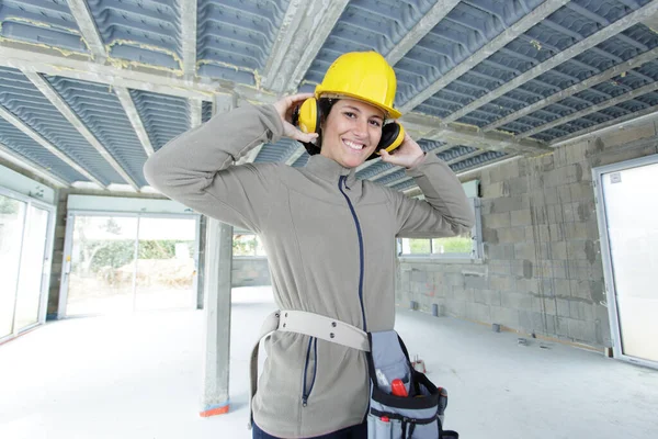 個人用安全装置を備えた女性建設労働者は — ストック写真