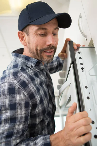 Professionell Handyman Overaller Reparera Inhemska Ugn Köket — Stockfoto