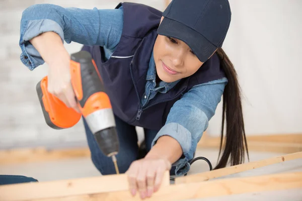 Carpinteiro Feminino Trabalho Usando Máquina Perfuração Mão — Fotografia de Stock