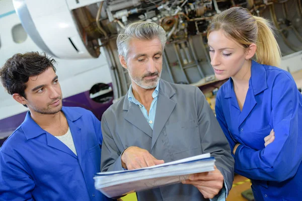 Engineer Apprentices Checks Aircraft Systems — Stock Photo, Image