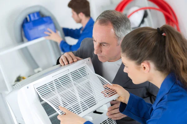 Vrouwelijke Leerling Leren Industriële Airconditioning Compressor Repareren — Stockfoto