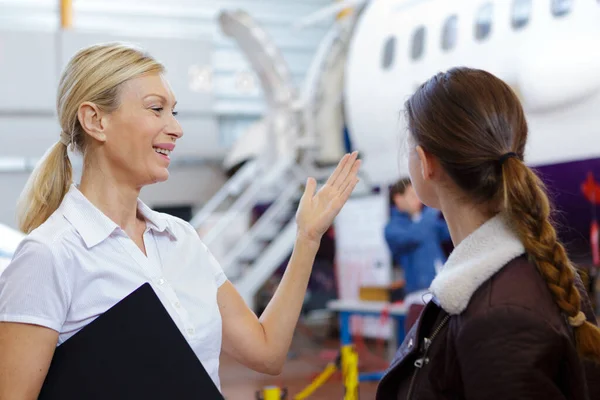 Business Woman Next Airplane — Stock Photo, Image