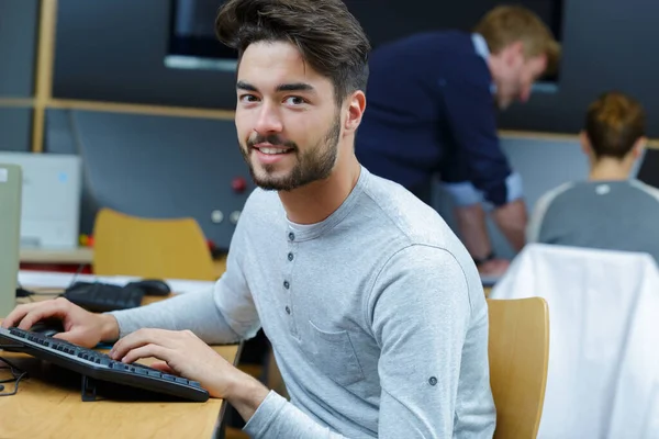 Πορτρέτο Του Νεαρού Άνδρα Μαθητή Χρησιμοποιώντας Υπολογιστή — Φωτογραφία Αρχείου