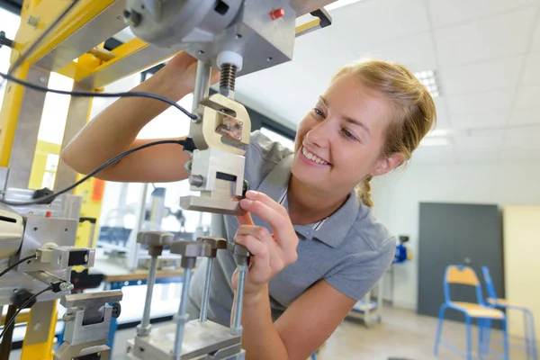 Leende Ung Kvinna Arbetare Inrätta Maskiner Fabrik — Stockfoto
