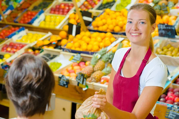 Eine Dame Bedient Einen Kunden Supermarkt — Stockfoto