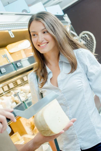 Μια Γυναίκα Αγοράζει Τυρί — Φωτογραφία Αρχείου