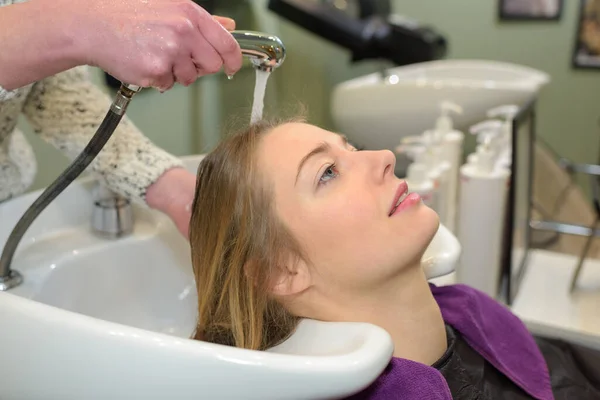 Salon Fryzjerski Mycie Włosów Blond Womans — Zdjęcie stockowe
