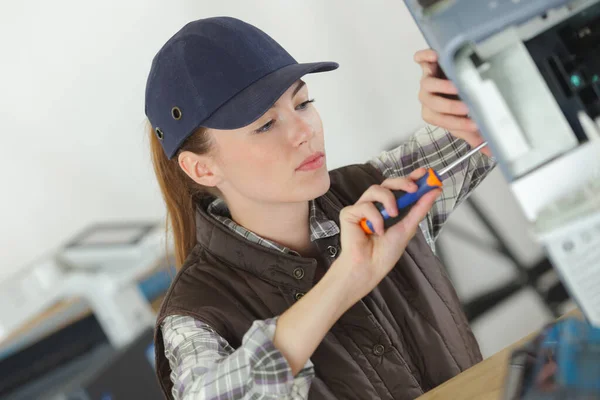 Wanita Muda Melakukan Pencetak Maintenances — Stok Foto