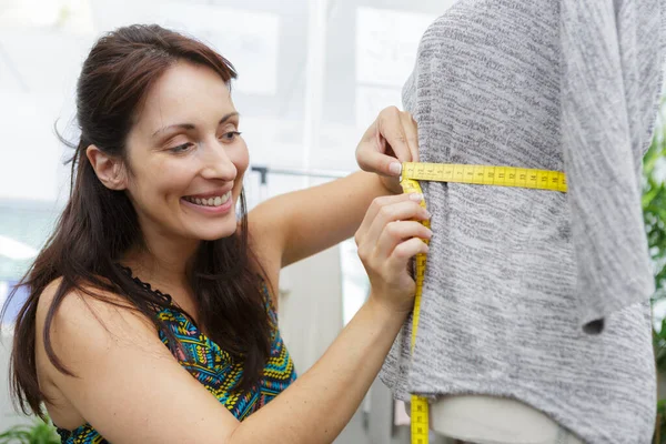 裁缝师测量女装腰围的特写 — 图库照片