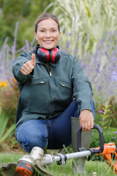 Γυναίκα Κηπουρός Ωτοασπίδες Δείχνει Εντάξει Σημάδι — Φωτογραφία Αρχείου