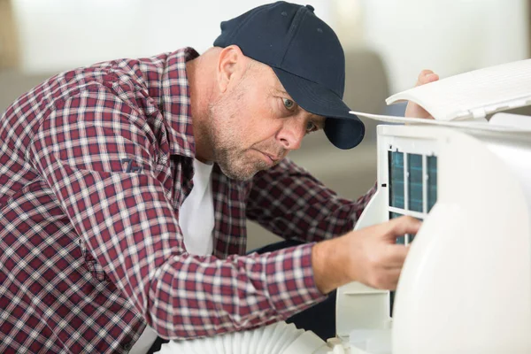 Volwassen Man Werken Airconditioning Eenheid — Stockfoto