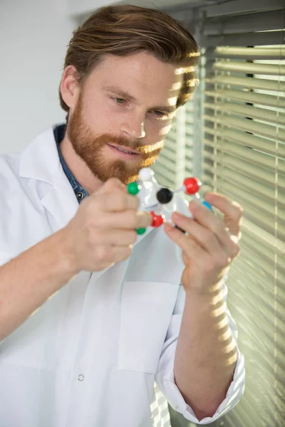 Людина Вчений Працює Моделлю Молекули — стокове фото