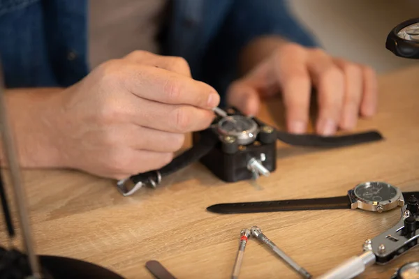 Relojero Tratar Reparar Reloj Con Sus Herramientas —  Fotos de Stock
