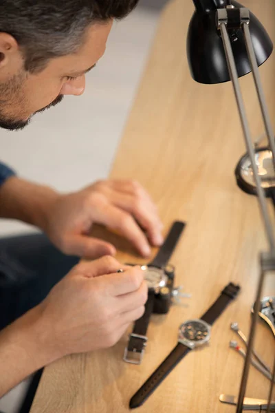 Relojoeiro Sênior Reparar Relógio Bolso Velho — Fotografia de Stock