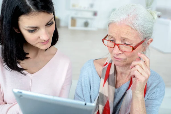 Elder Lady Learning How Use Modern Technology — Stock Photo, Image