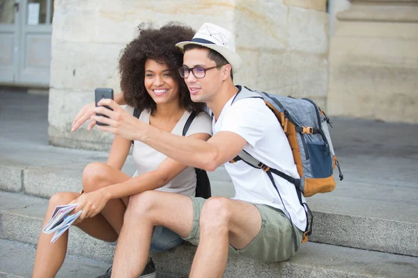 View Young Couple Holidays Taking Selfie — Stock Photo, Image