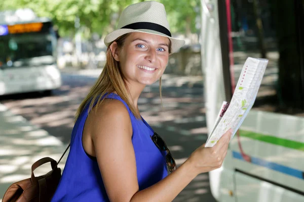 Щаслива Жінка Туристка Карті Місцезнаходження Автобусної Станції Відпочинку — стокове фото