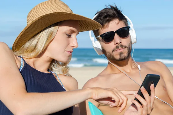 Koppel Met Behulp Van Hun Telefoons Het Strand — Stockfoto