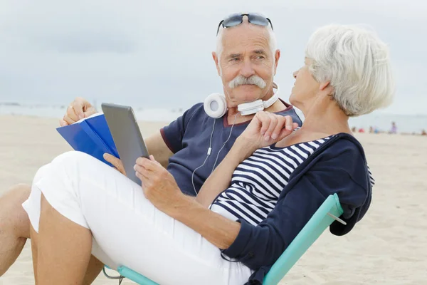 Affectionate Senior Couple Beach Holiday — Stock Photo, Image