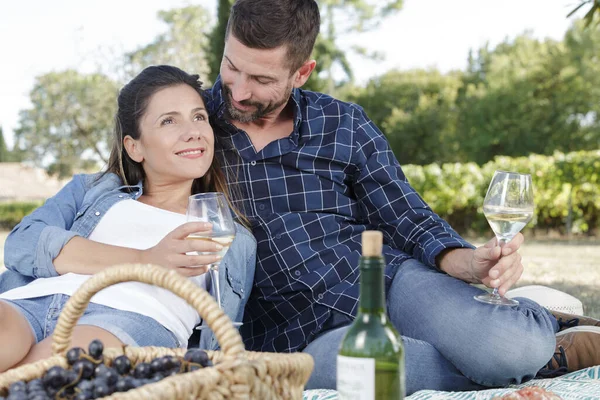Uśmiechnięta Szczęśliwa Para Odpoczywająca Winem Świeżym Powietrzu — Zdjęcie stockowe