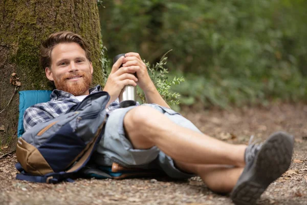 Male Walker Rests Tree Trunk — Stock Photo, Image